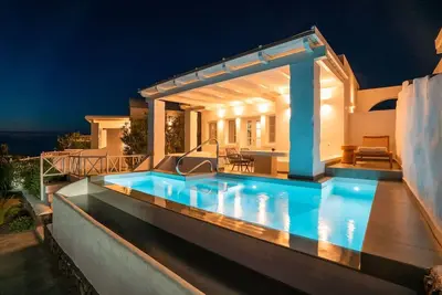 Image de Wonderful Oia Sunset & Sea view Villa | Private Heated Spa Jacuzzi | Villa Turquoise | 3 Bedroom Villa | Access to shared pools