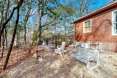 Image de Beautifully updated home with enclosed yard, W/D, and central Ac