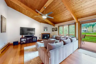 Image de Dog-friendly golf course-front townhome with mountain views, grill, & fireplace