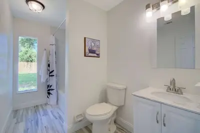 Image de Centrally Located Bayshore Home