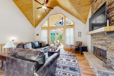 Image de Calming river view Georgia home with fireplace, firepit, balcony, & hot tub