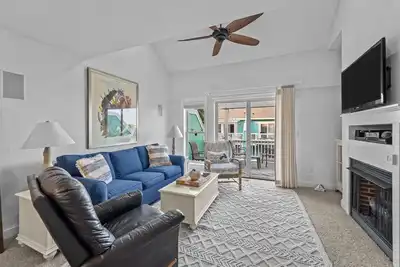 Image de 4-story dog-friendly home near beach with decks, pool, gym, washer/dryer, & Ac