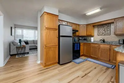 Serenity Beach House in Central Ilm w\/ King Bed