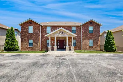 Image de Centrally located condo with pool access - board games, washer/dryer, and Ac