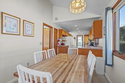 Image de 3-bdr beach housed directly across street from private beach access. water views