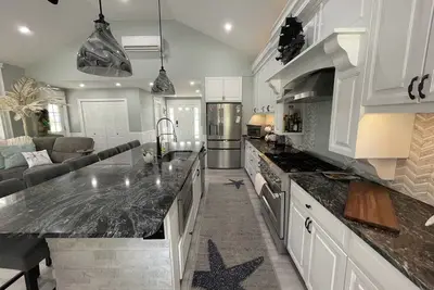 Image de Downtown Westerly and Misquamicut Getaway with Beautiful Outdoor Kitchen