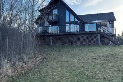 Image de Charming creekside cottage on 2 acres w/ hot tub and king bed