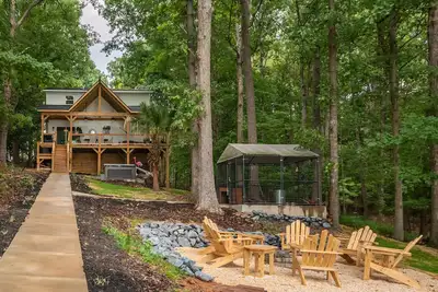 Image de 4 bd Lakefront Oasis with Hot Tub, Dock, FirePits, Blackstone grill, & lake toys
