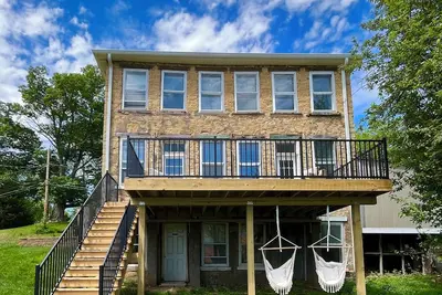 Image de LeClaire historic stone house with modern updates, river views and large yard