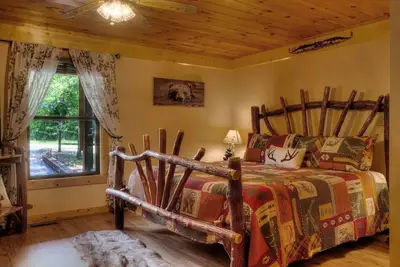 Image de Remodeled & Secluded Cabin Only 10 Min to Parkway!