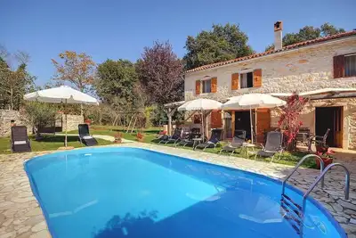 Image de Villa avec piscine et aire de jeux pour enfants