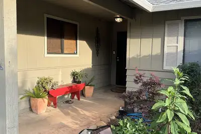 Image de Cozy home in nice neighborhood next to largest park in Redding! Pet friendly.