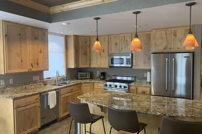 Image de Luxurious first floor Dover Bay condo on the shore of Pend Orielle River.