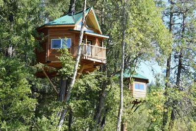 Image de The Kush Kabin! Deluxe treehouse on legal cannabis farm.