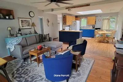 Image de Cabin, remodeled, 3 bedrooms, 1 blk to Mason Lake with views of Olympic Mtns.