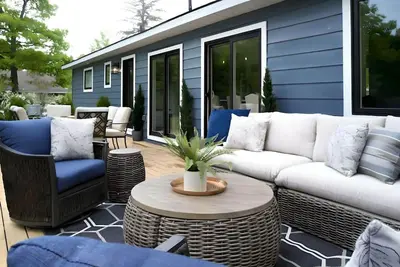 Image de Country Club Cottage in Tiny - Moments From Beach!