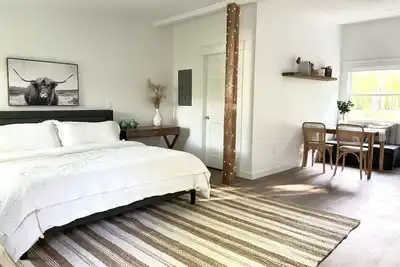 Image de King Size Bed- Super Sweet on Winter Street