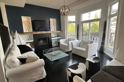 Image de Waterfront home w/beach, pool, and tennis. 5 min to Blue Mountain.