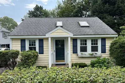 Cozy Cottage Within Walking Distance to Beach
