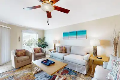 Image de Sunny, Gulf view condo with a pool, hot tub, tennis courts, & beach access