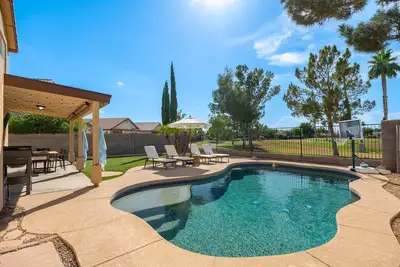 Image de No Fee Heated Pool W/ Yard Game On The Golf Course. Kid Friendly!