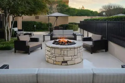 Relaxing Overnight Stay! Contemporary Accommodation, Pet-friendly, Parking!