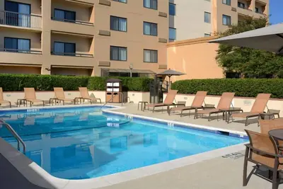 Image de Short Drive to Dallas World Aquarium! 2 Pet-friendly Units, Parking, Pool!