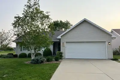 Image de Cozy, updated 2 Br 2 Ba home with 2 car attached garage.