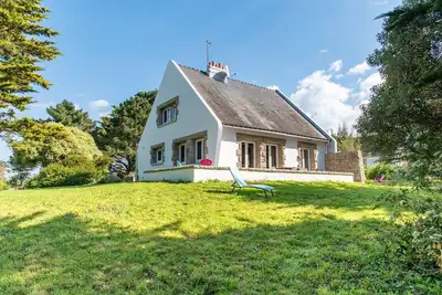 Image de Grande maison dans un écrin de verdure, 5 min de la mer par Groom*