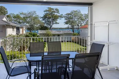 Image de Contemporary Unit with Water Views