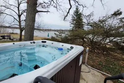 Image de Campau Lake Sunnydays 2 bedroom King Bed Lakefront
