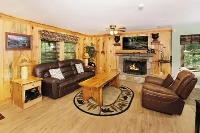 Image de Adorable red cabin with hot tub, firepit, and seclusion!