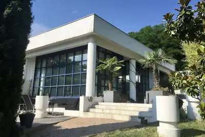 Image de Loft Hollywoodien face à la forêt avec piscine
