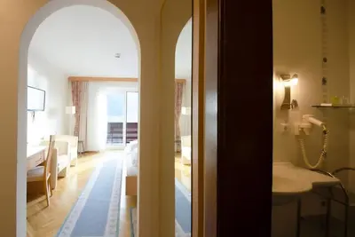 Image de Double room, shower/Wc partly separate in the room - Hotel Ossiacher See****