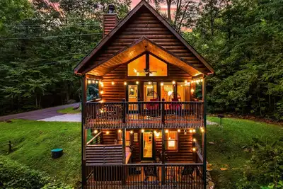 Image de Pet Friendly Creekside Chalet! Hot Tub | King Bed | Firepit | Wi-Fi