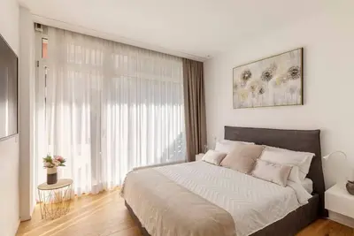 Blue Diamond - Gorgeous lakefront apartment with parking