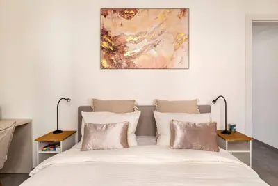 Elegant 3. 5-room air-conditioned apartment with free parking space