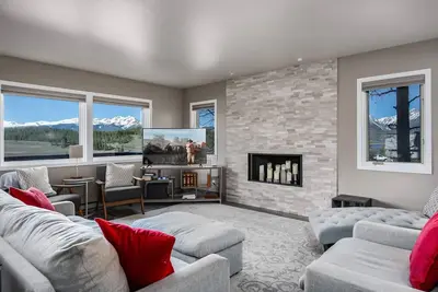 Lake Dillon Retreat Townhome: Panoramic Lake, Mountain Views