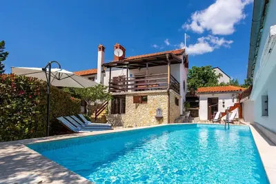 Image de Maison de vacances Vrbnik pour 1 - 8 personnes avec 4 chambres à coucher - Maison de vacances