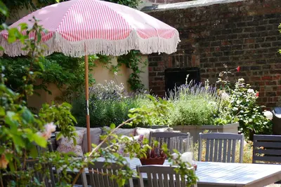 The Parisi Townhouse - City Centre Luxury for up to 8 with Garden, Parking, Outdoor Bath