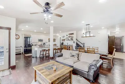 Image de Spacious mountain retreat with hot tub, grill, and fireplace - pool & gym access