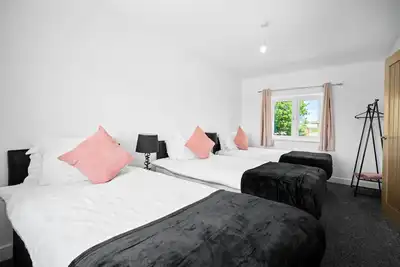 Image de Cosy 3 Bed house, /Free Parking/Fast Wi-Fi/Sleeps 8