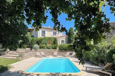 Image de Maison de charme avec piscine au coeur d'un village authentique 10 mn de Gordes