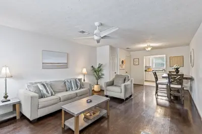 Image de Cozy & Close to Campus!