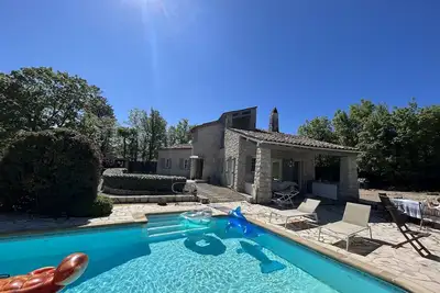 Image de jolie villa en pierres.