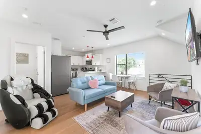 Image de East Downtown 3br Condo | Free Parking | Sleeps 7