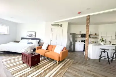 Image de King size Bed Big Smile Big Sunshine 1st Fl Washer&Dryer