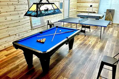 Image de Log Cabin Perfect for 1-2 families, w/Game Room, HotTub, Fire Pit, 2 living rooms