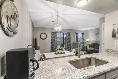 Image de Updated condo in Branson w/ golf course view, sleeps 1-4