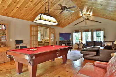 Image de Spacious 4br / 5 Bath Home - Hot Tub / Pool Table / Ample Private Outdoor Space!